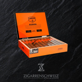 Camacho Nicaragua Gran Churchill, 20er Zigarrenkiste geöffnet mit Blick auf die Zigarren