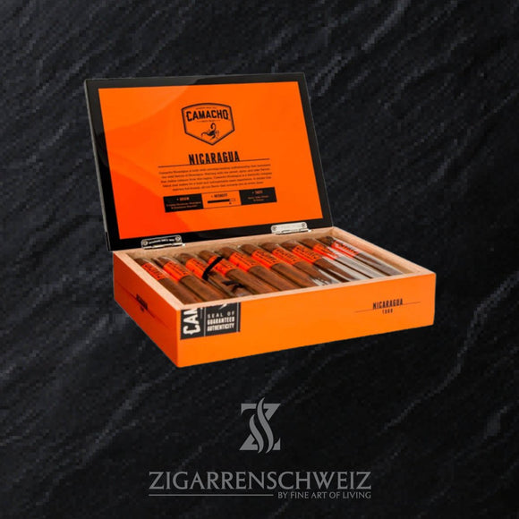 Camacho Nicaragua Toro, 20er Zigarrenkiste geöffnet mit Blick auf die Zigarren