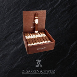 Plasencia Reserva Original Nesticos, geöffnete Zigarrenkiste mit Blick auf die Petit Corona Zigarren in coloradofarbenem Deckblatt