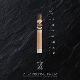 Flor de Copan Maduro Corona, einzelne Zigarre mit San-Andrés-Maduro-Deckblatt neben einem Lineal zur Grössenangabe, 140 mm Länge